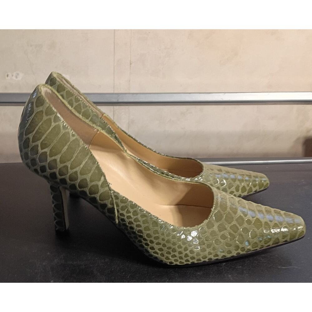 Karen Scott Marlo Pumps 8M Olive Sage Green Embossed Leather Pointed Toe Heels